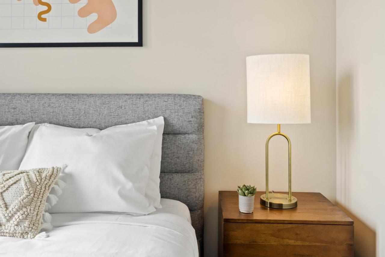 Placemakr Premier Sobro Νάσβιλ Εξωτερικό φωτογραφία A lamp on a nightstand